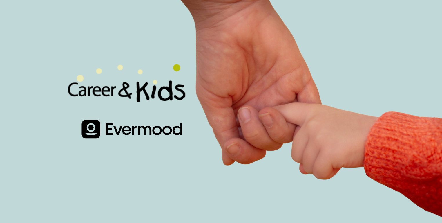 Kind met hand van ouder vast.