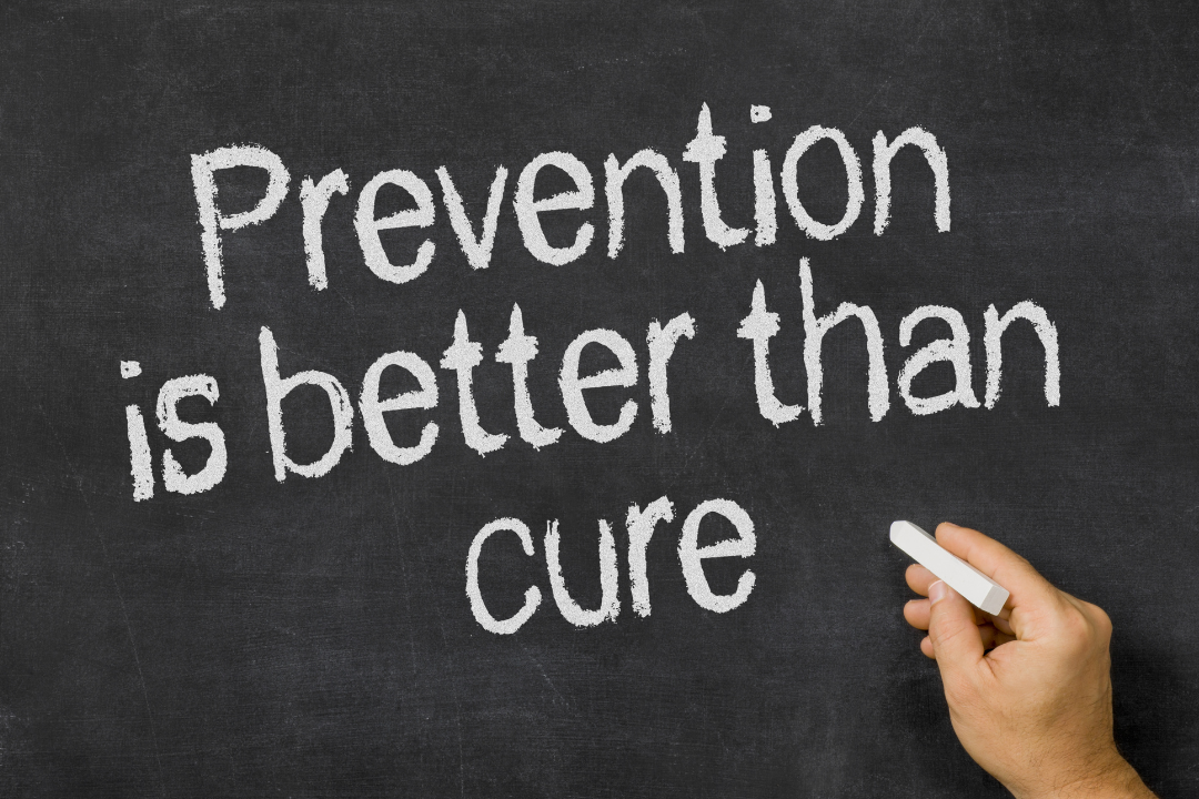 Schoolbord met de tekst: Prevention is better than cure.